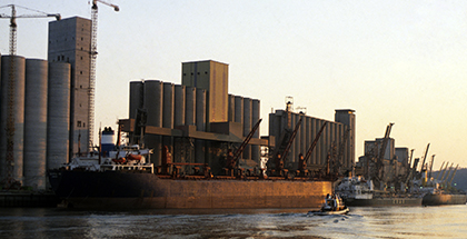 Photo de 1977 d'un silo portuaire avec plusieurs silos en construction