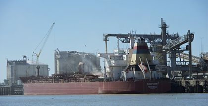 Photo d'un panamax à quai dans un silo portuaire