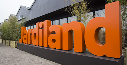 Photo du logo en lettre de Jardiland devant un magasin