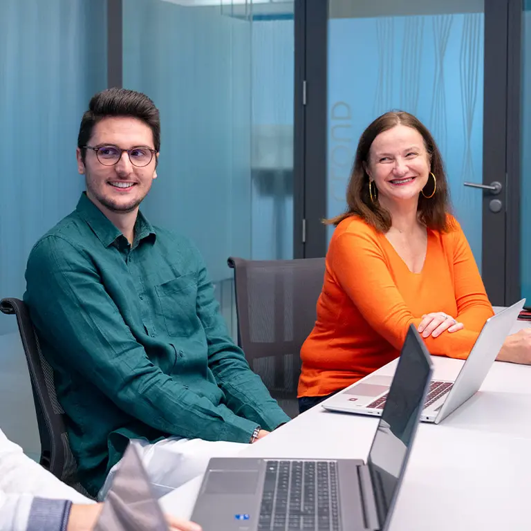 Photo de deux collaborateurs InVivo souriant dans les bureaux 