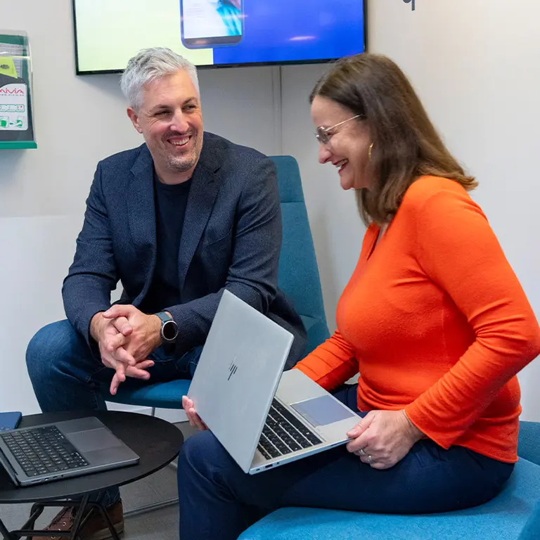 Photo de deux collaborateurs InVivo souriant dans les bureaux