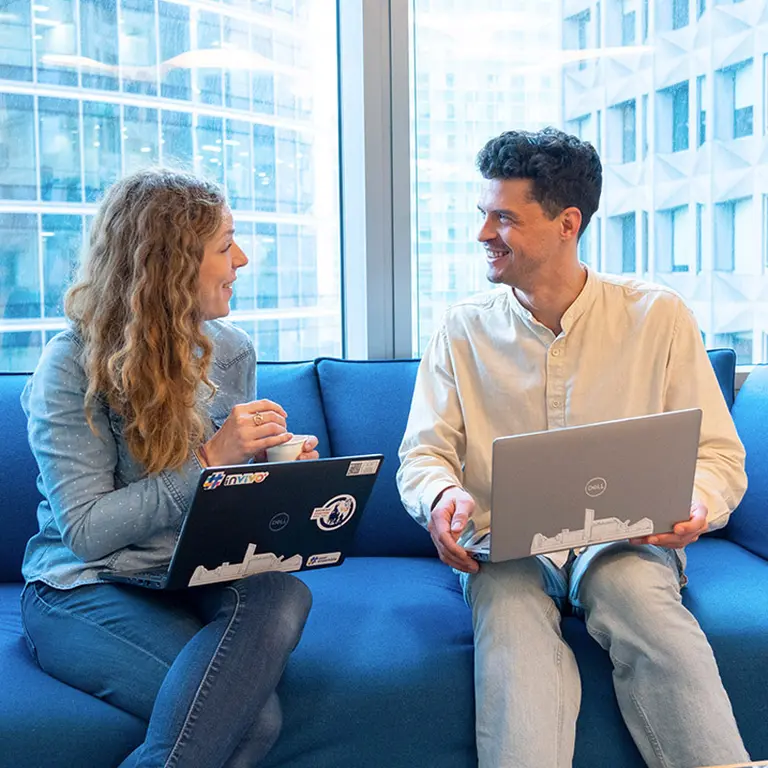 Photo de deux collaborateurs InVivo souriant dans les bureaux 